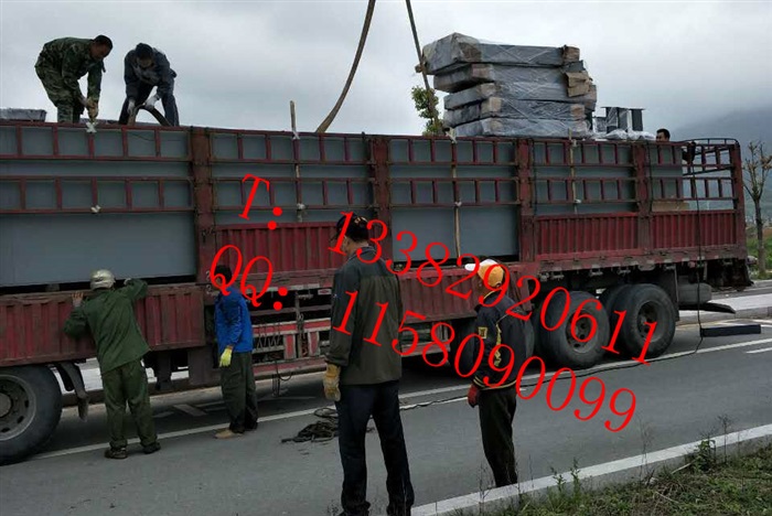 福建公交站臺在現(xiàn)場指導(dǎo)安裝